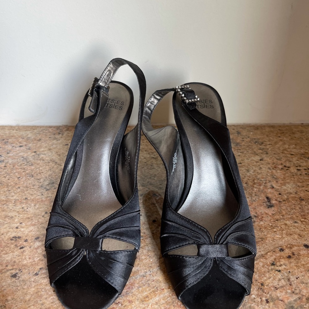 Black heels, barely worn, 7.5